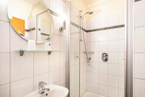 Shower, hair dryer, towels - Holiday Home 'Gut Düneburg' with Lake View, Private Terrace and Wi-Fi (Haren)