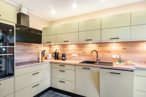 Frigorífico, microondas, horno y placa de cocina