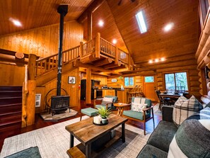 Smart-tv, eldstad och dvd-spelare