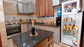 Appartement Exécutif | Cuisine privée | Réfrigérateur, micro-ondes, batterie de cuisine, vaisselle et ustensiles