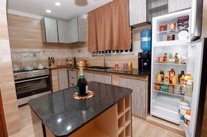 Refrigerador, microondas, utensilios de cocina