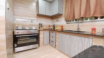 Appartement Exécutif | Cuisine privée | Réfrigérateur, micro-ondes, batterie de cuisine, vaisselle et ustensiles