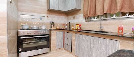 Departamento ejecutivo | Cocina privada | Refrigerador, microondas y utensilios de cocina