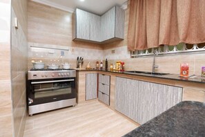 Apartamento executivo | Cozinha privada | Geladeira, micro-ondas, talheres/pratos/utensílios de cozinha