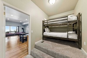 7 slaapkamers, een strijkplank/strijkijzer, reisbedje, gratis wifi