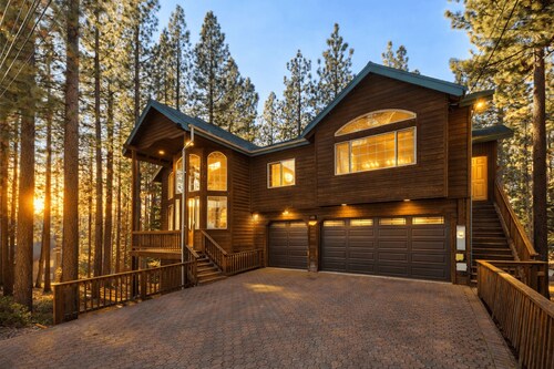 Tahoe Lupine Retreat: Spacious 7Br+ Bonus 8th Bedroom, Pool & Foosball Table, 13 Beds