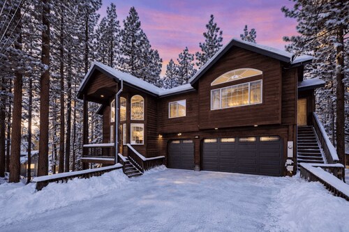 Tahoe Lupine Retreat: Spacious 7Br+ Bonus 8th Br, Pool & Foosball Table, 13 Beds