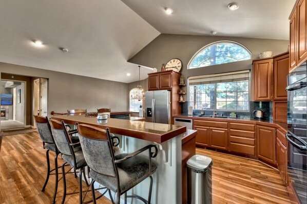 Frigorífic, microones, forn i placa de cuina 