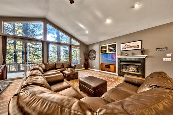 Televisor intel·ligent, llar de foc, reproductor de DVD i futbolí 