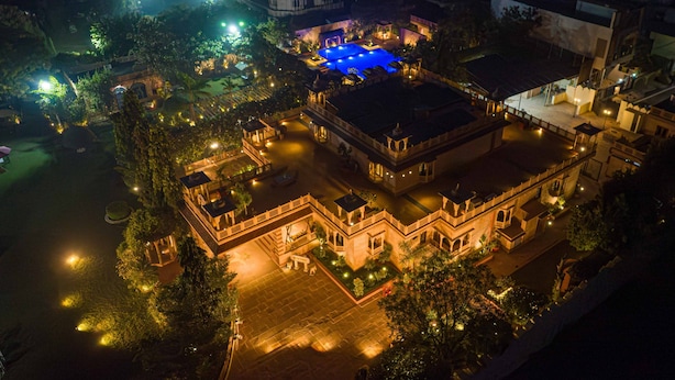 Vista aérea de un edificio histórico con patio interior, iluminado con luz ambiental.