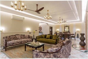 Flat-screen TV - Amã Stays & Trails Rang Mahal , Jaipur (Jaipur)