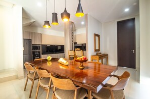 客室内のダイニングエリア