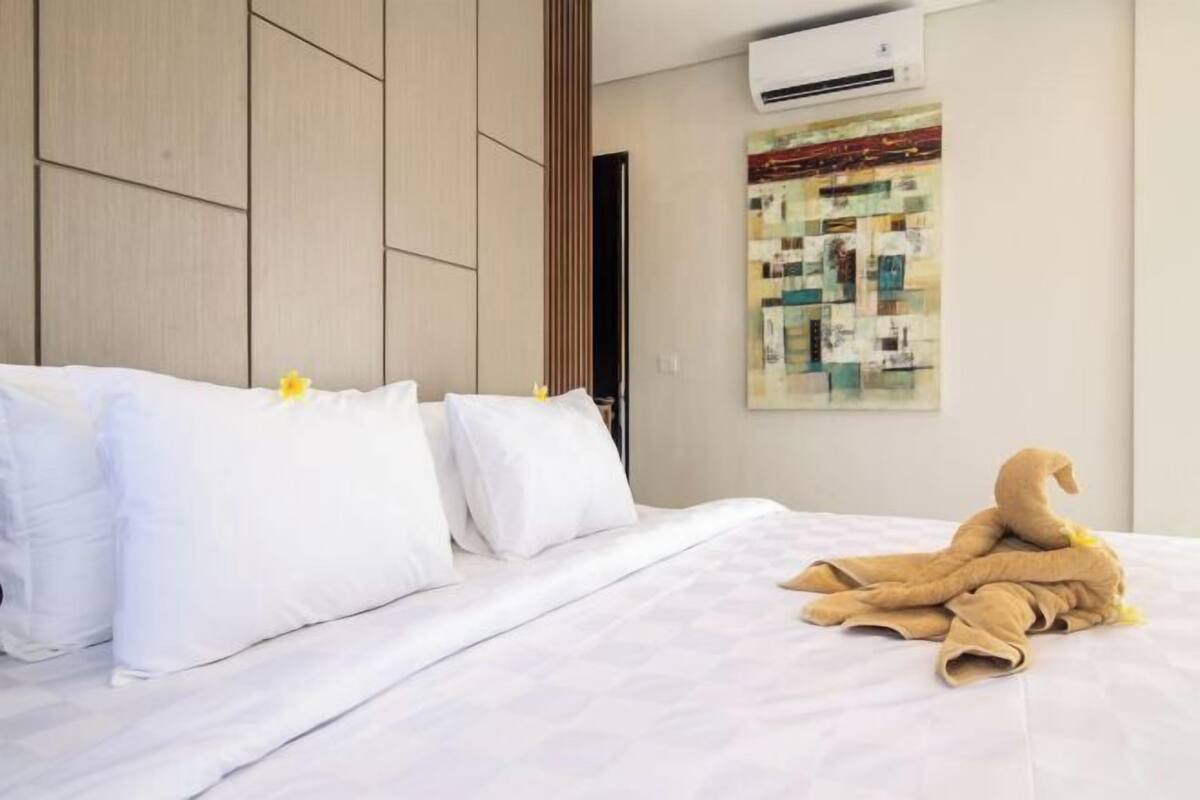 3 bedrooms, Select Comfort beds, desk, blackout drapes
