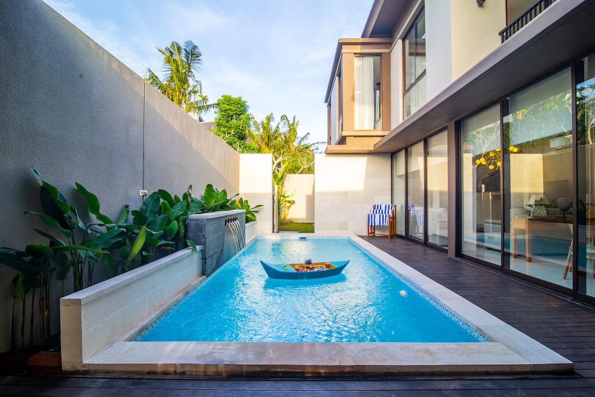 Una piscina techada, una piscina al aire libre