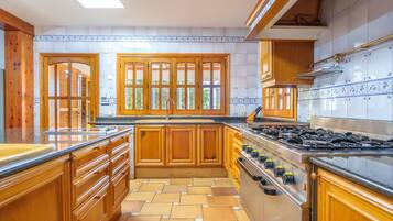 Een koelkast, een magnetron, een oven, een vaatwasser