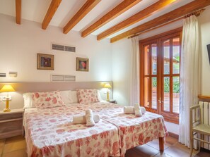 8 makuuhuonetta, työpöytä, internet