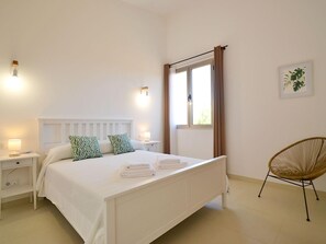 5 bedrooms, desk, iron/ironing board, WiFi