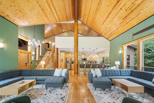 4000sqft, 1-acre Custom Cabin Retreat w Game Room, Hot Tub & Sauna @Mt Hood