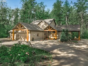 Exterior - 4000sqft, 1-acre Custom Cabin Retreat w Game Room, Hot Tub & Sauna @Mt Hood (Rhododendron)