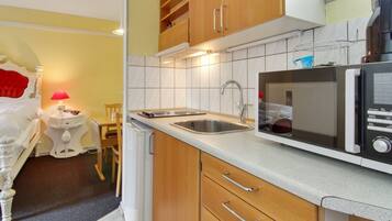 Køleskab, mikrobølgeovn, højstol, køkkentøj/tallerkener/redskaber