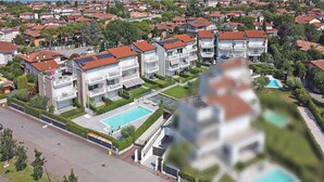 A residential building with multiple balconies, a swimming pool, and a garden area. - La Castellana Relax in Sirmione (Sirmione)