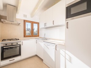 Fridge, microwave, oven, dishwasher - Can Colet by Sunvillas Mallorca (Pollença)