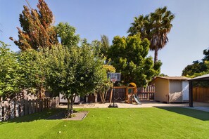 Property grounds - Charming Menlo Park 4BR w/ Backyard, nr Trail & Shuttle, by Blueground (South Bay)