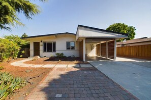 Exterior - Charming Menlo Park 4BR w/ Backyard, nr Trail & Shuttle, by Blueground (South Bay)