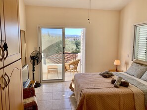 3 bedrooms, in-room safe, iron/ironing board, free WiFi