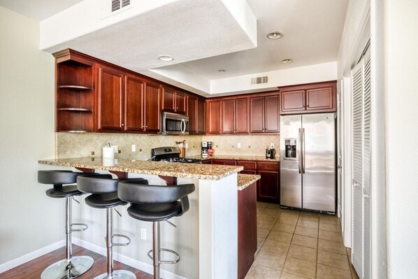 Een koelkast, een magnetron, een oven, een vaatwasser