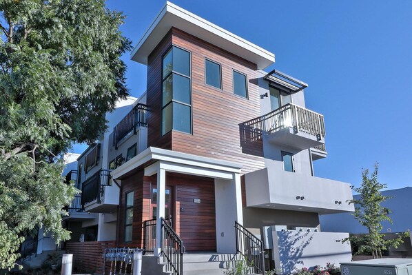 Exterior - Stylish Palo Alto 3BR w/ Balcony, near Schools & Caltrain, by Blueground (South Bay)