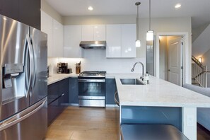 Fridge, microwave, oven, dishwasher - Stylish Palo Alto 3BR w/ Balcony, near Schools & Caltrain, by Blueground (South Bay)