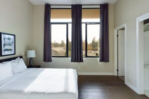 3 bedrooms, iron/ironing board, WiFi, bed sheets - Stylish Palo Alto 3BR w/ Balcony, near Schools & Caltrain, by Blueground (South Bay)