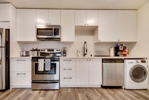 Kühlschrank, Mikrowelle, Ofen, Geschirrspüler