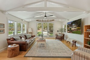 Smart TV, fireplace - 20 Acre- Modern Farmhouse Estate-Custom Pickleball court! Pool! Game room! (Rescue)