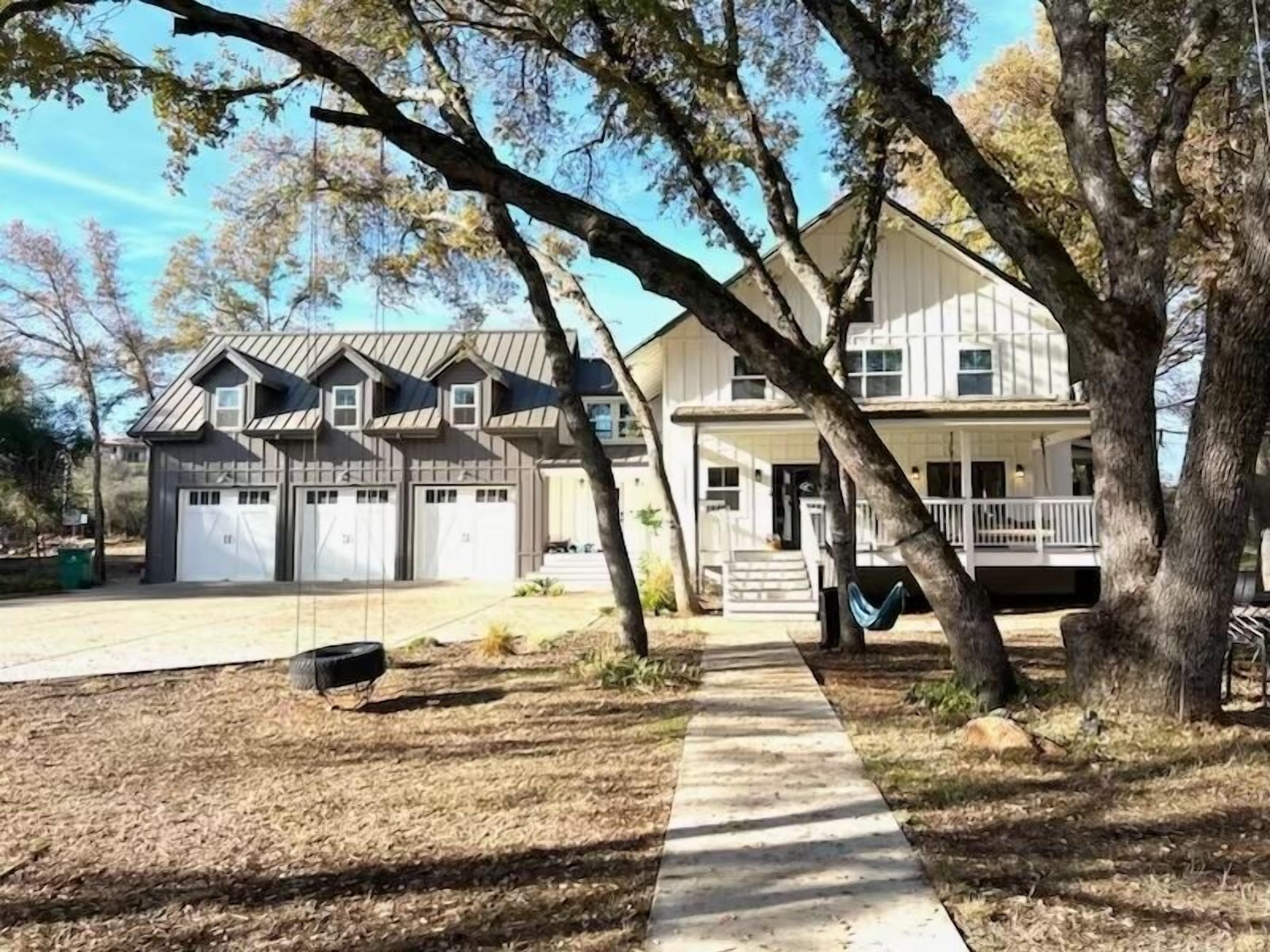 Huge Modern Farmhouse Estate-Custom Pickleball court! Pool! Soccer field! 
