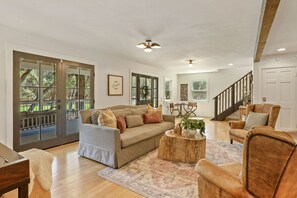 Smart TV, fireplace - 20 Acre- Modern Farmhouse Estate-Custom Pickleball court! Pool! Game room! (Rescue)