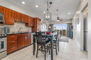 Frigorifero, microonde, forno, piano cottura