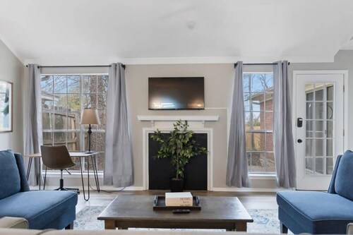 Fenced Yard, Near Shops & Dining- Capital City Gem