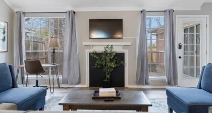 Fenced Yard, Near Shops & Dining- Capital City Gem