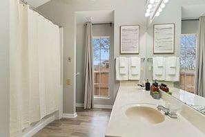 Shower, hair dryer, towels - Fenced Yard, Near Shops & Dining- Capital City Gem (Montgomery)