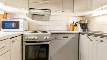 Fridge, microwave, dishwasher, cookware/dishes/utensils