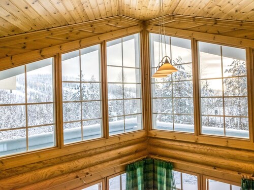 Aurinkoinen hirsimökki by Interhome