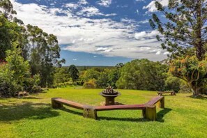 Shower, towels - Noosa Hinterland Escape (Black Mountain)