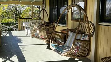 80-cm LED TV with cable channels, Netflix, streaming services