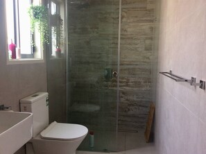 Doccia, asciugacapelli, asciugamani, sapone