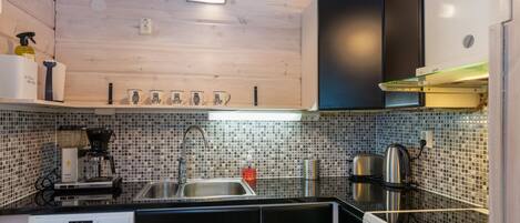 Kühlschrank, Mikrowelle, Geschirrspüler, Kochgeschirr/Geschirr/Besteck