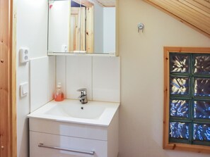 Bathroom features a sink, mirror, and bathtub.
