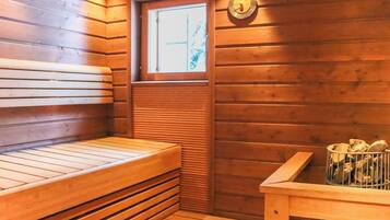 Un sauna avec des bancs en bois et une fenêtre.