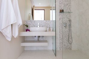 Shower, hair dryer, towels, soap - Luxury pool 3 bedrooms villa near Wat Plailaem (Koh Samui)